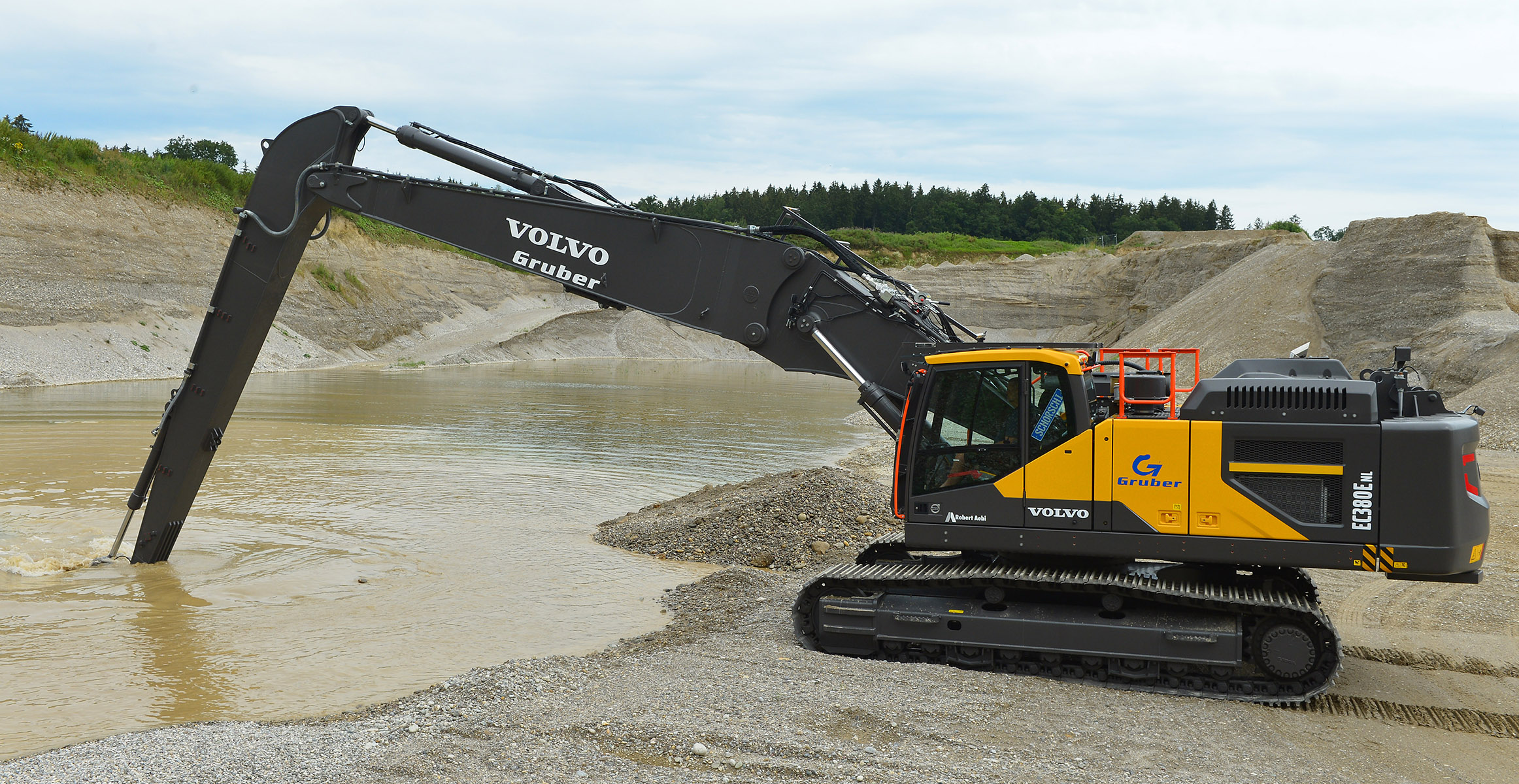 With a secure footing on the bank, the long boom can be lowered up to eight meters.