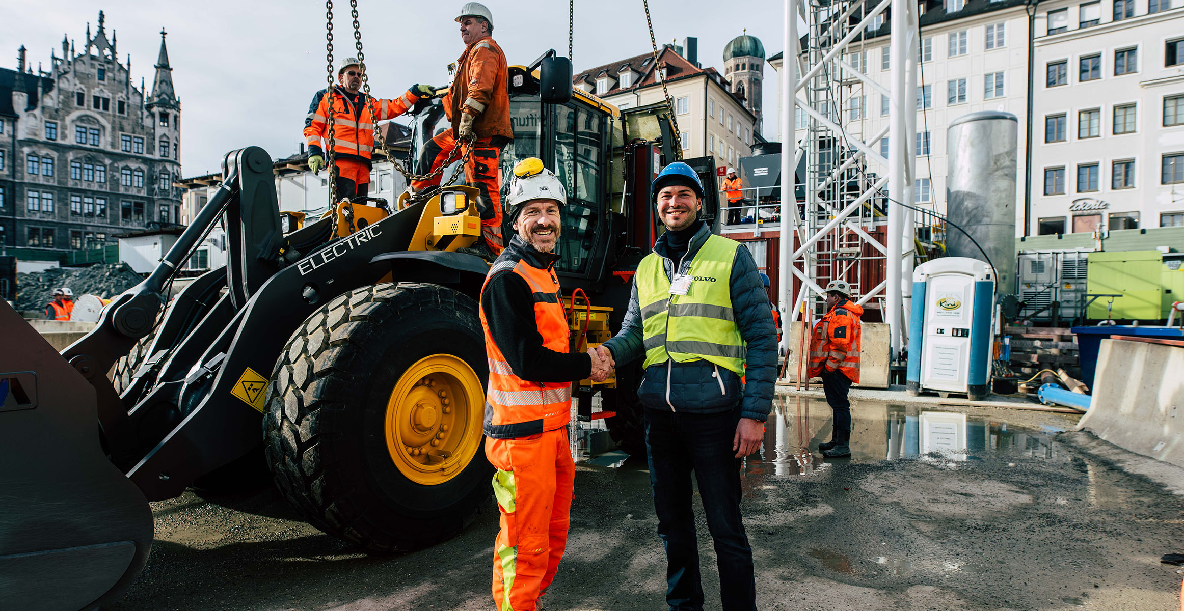 Reinhold Boiger, Implenia’s Senior Site Manager at Marienhof (left) with Jascha Henjes from Volvo CE