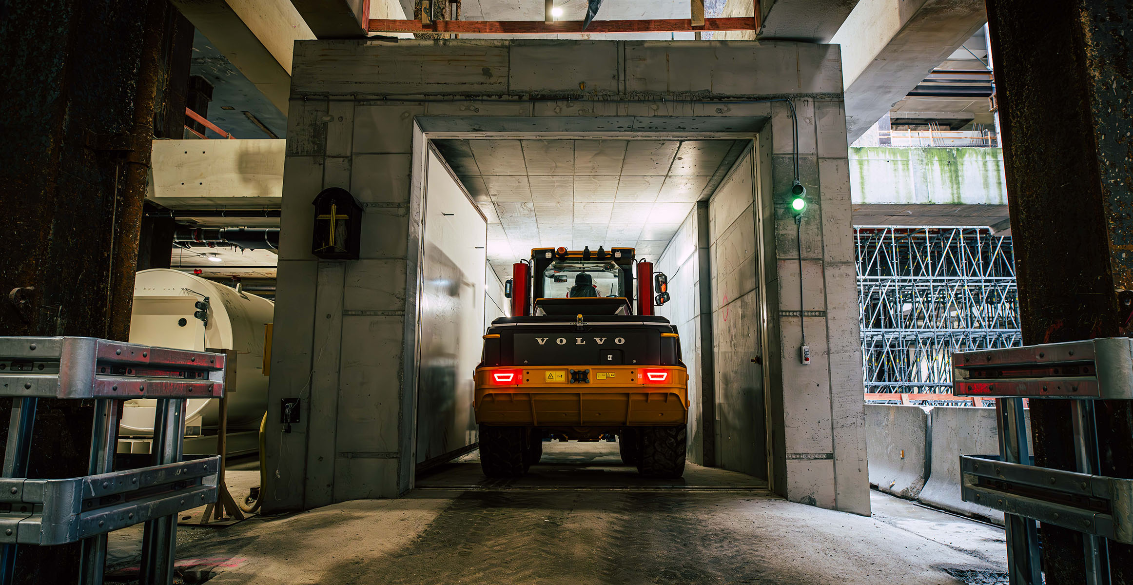 The L120 Electric navigates the tight tunnels with the help of reversing and side cameras.