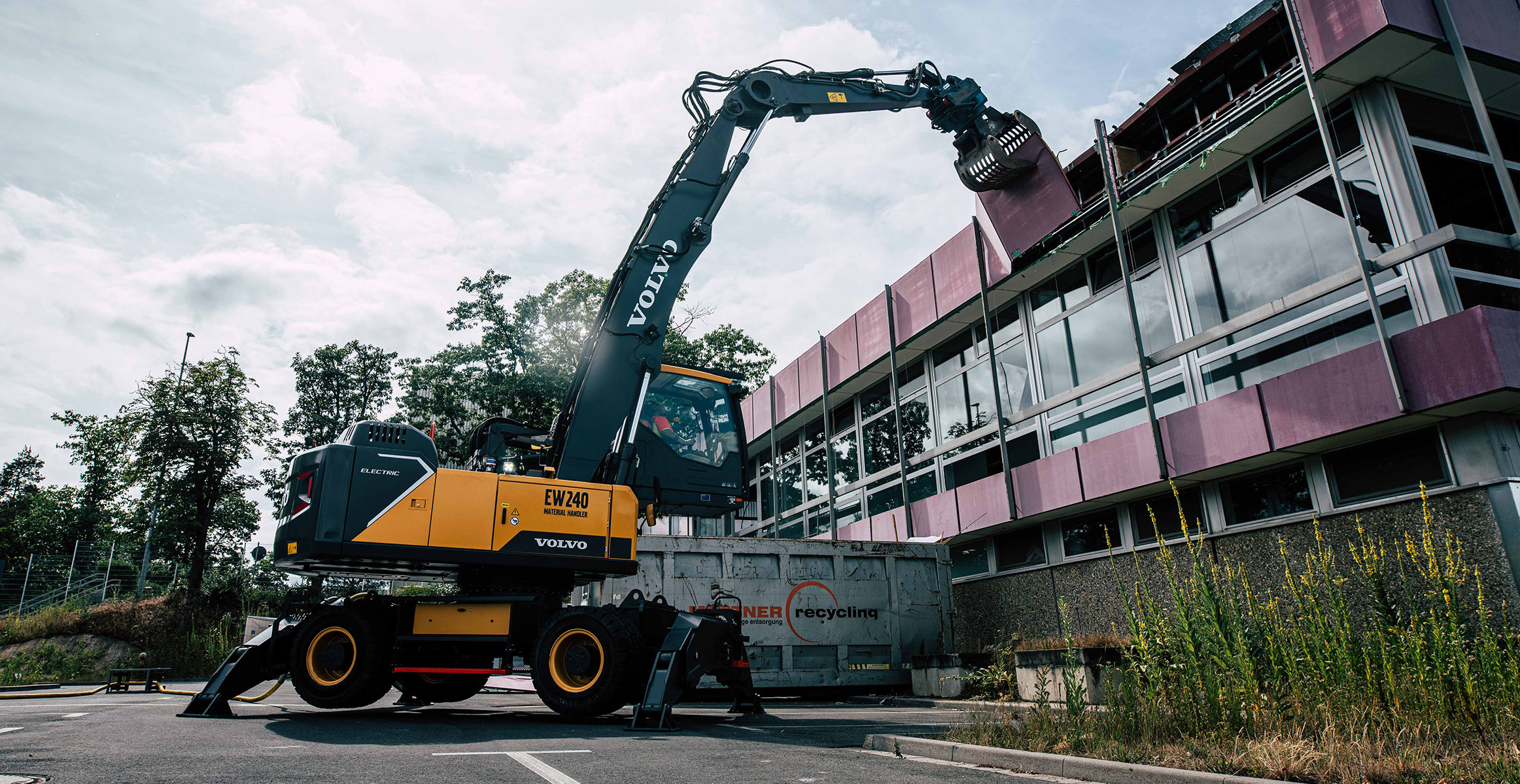 Electric material handler doing demolition at world’s first zero-emission deconstruction project at Siemens campus in Germany.