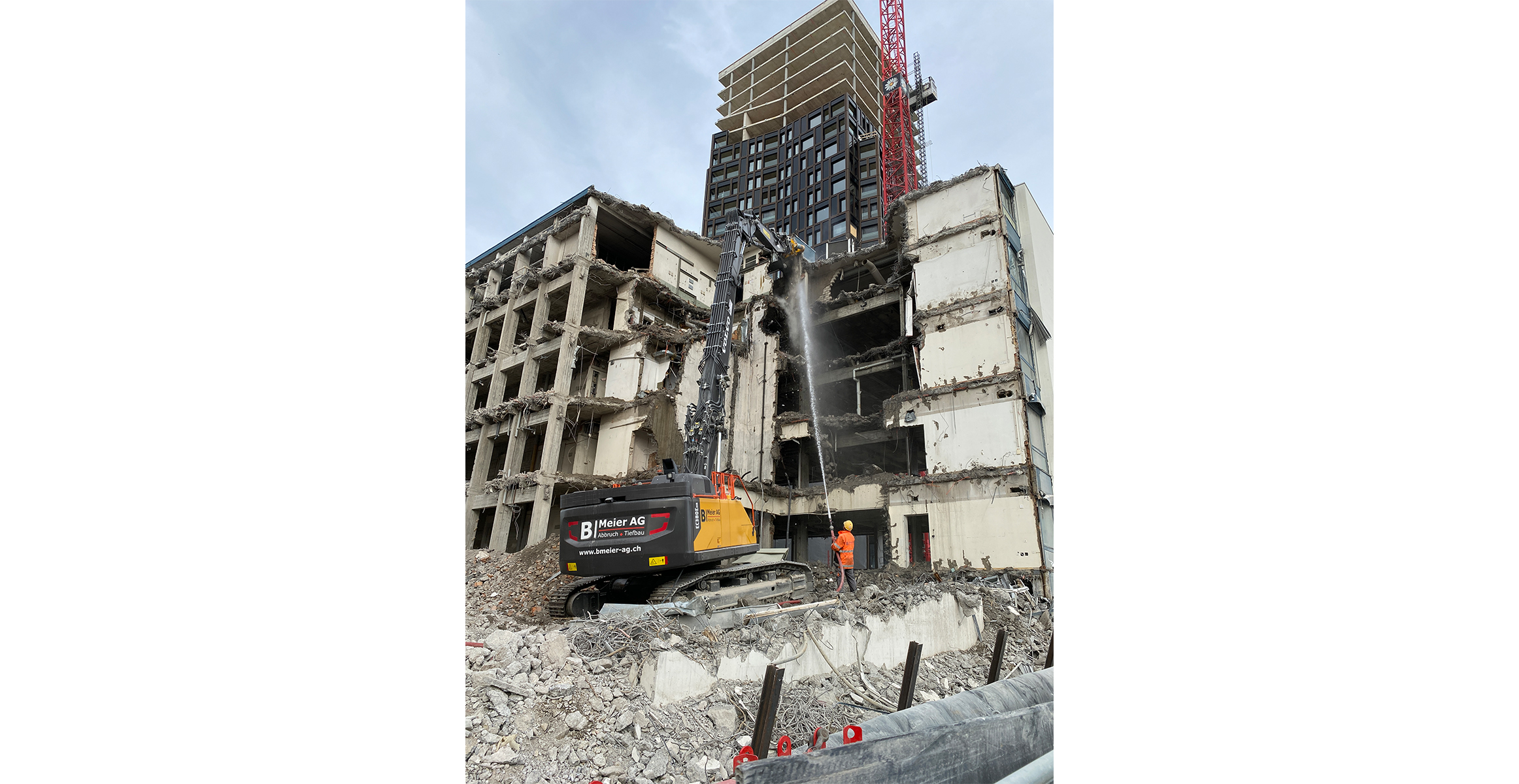 Eng grenzt der Bau des 85 m hohe Giessen Turm an das alte Laborgebäude