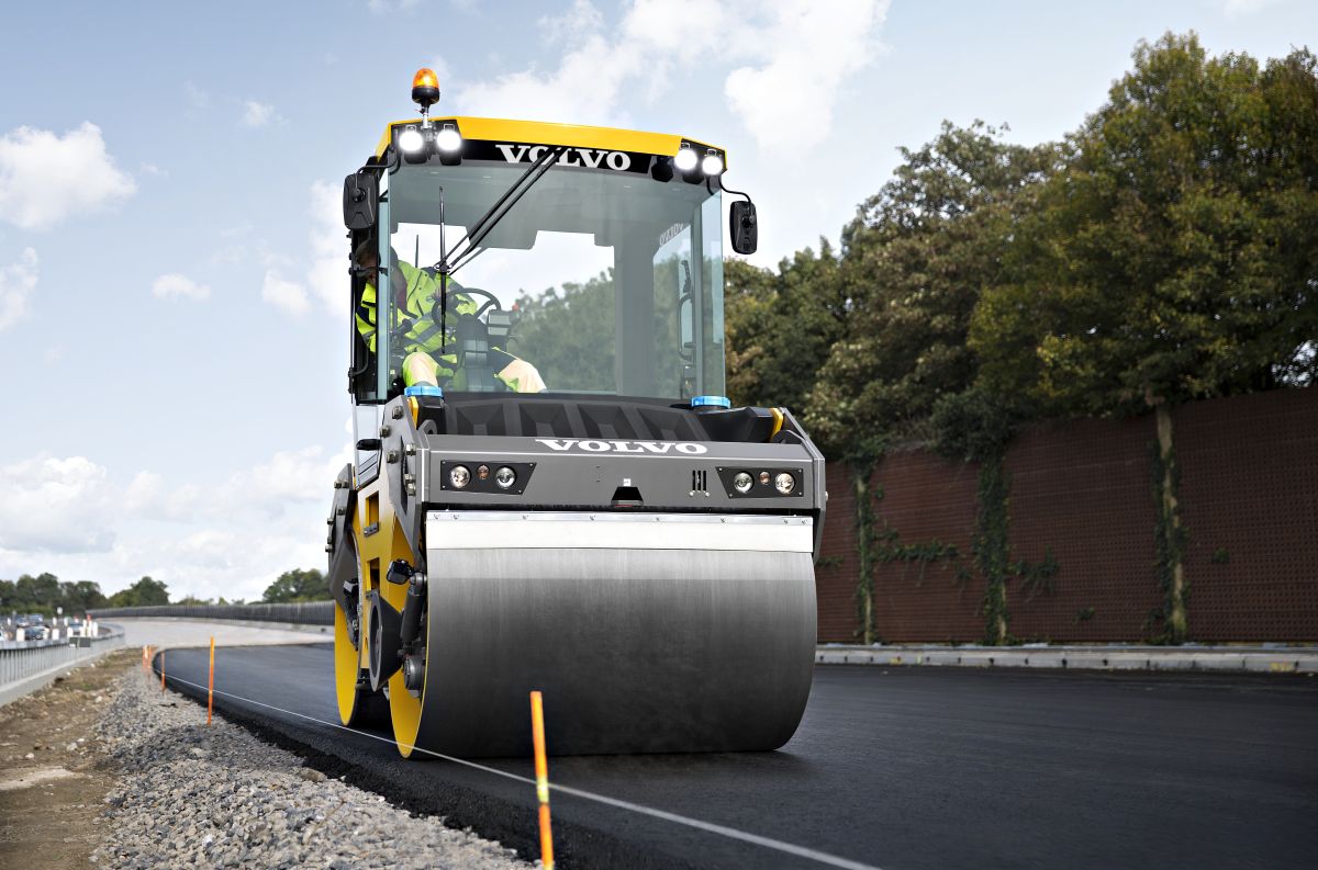 Volvo-Asphaltwalze DD105