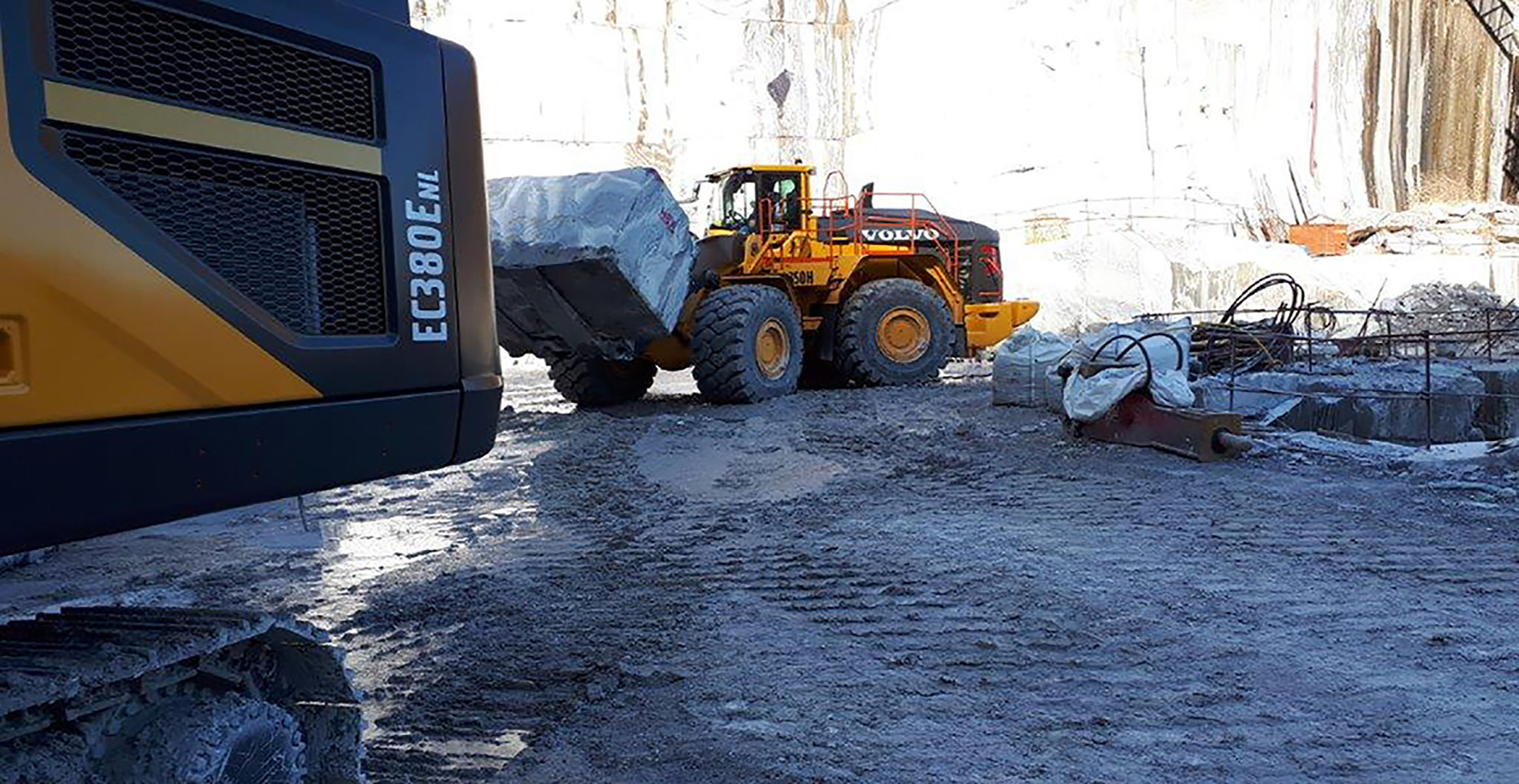 Luana Marmi Posteriore escavatore