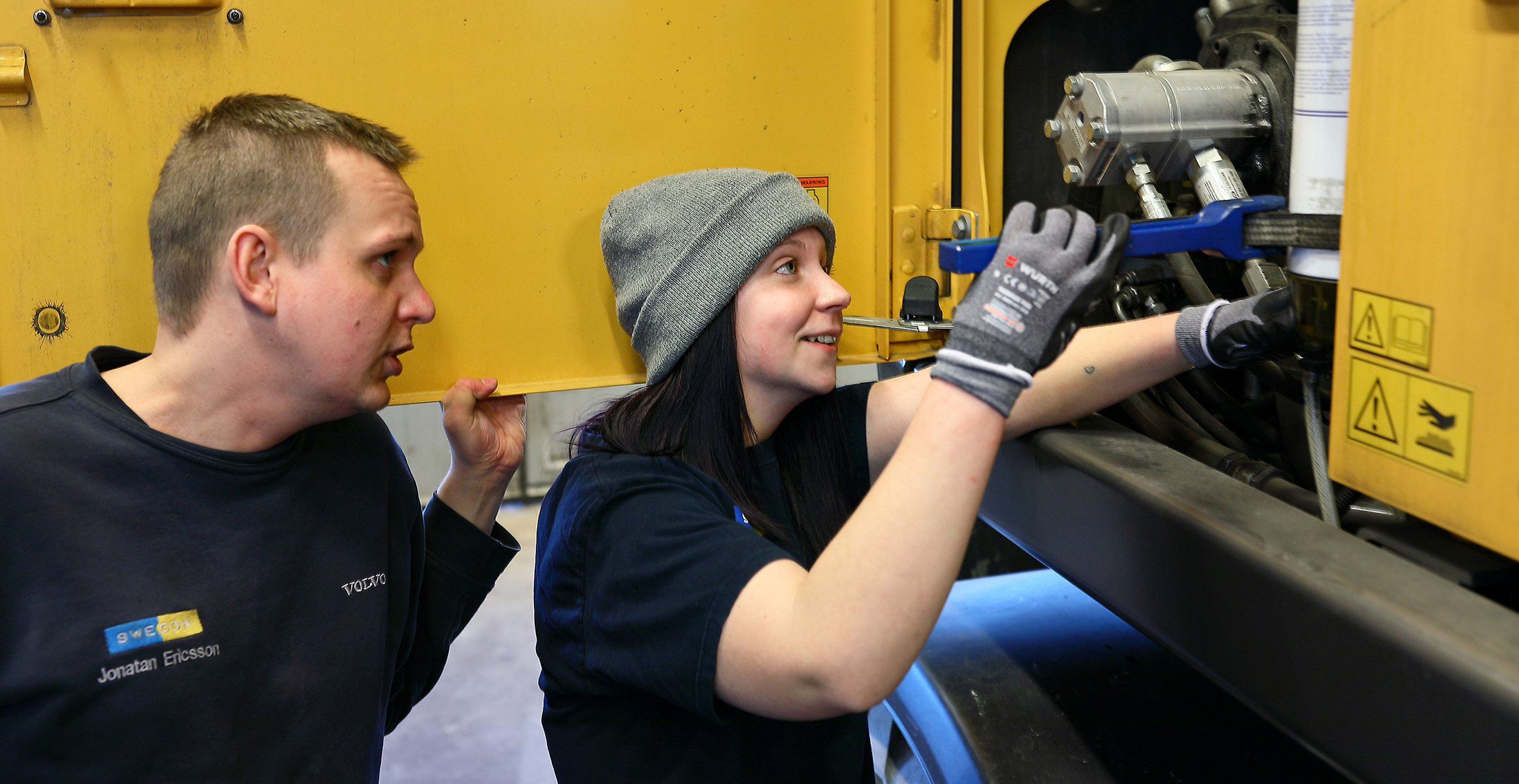 Jonatan Ericsson och Jessica Neiglick - servicetekniker hos Swecon i Västerås
