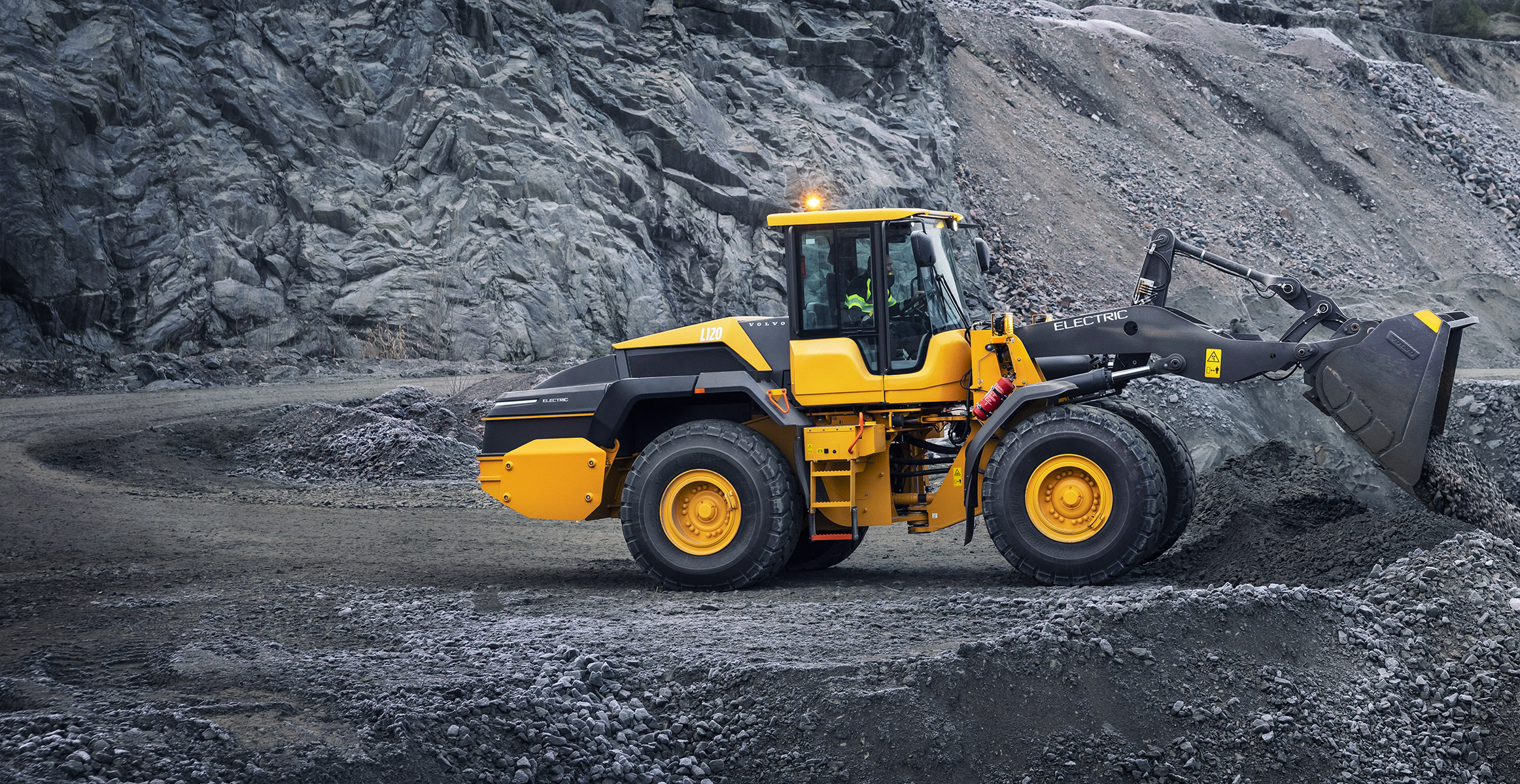 Volvo L120 Elektrikli 20 tonluk tekerlekli yükleyici.