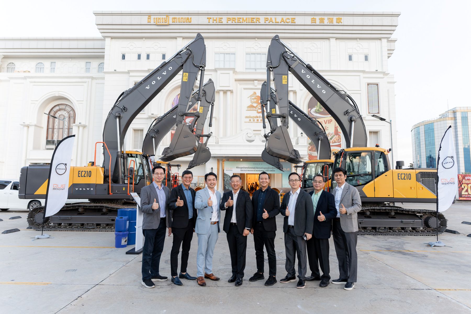 Volvo CE and Que Mekong management teams pose alongside Volvo CE machines